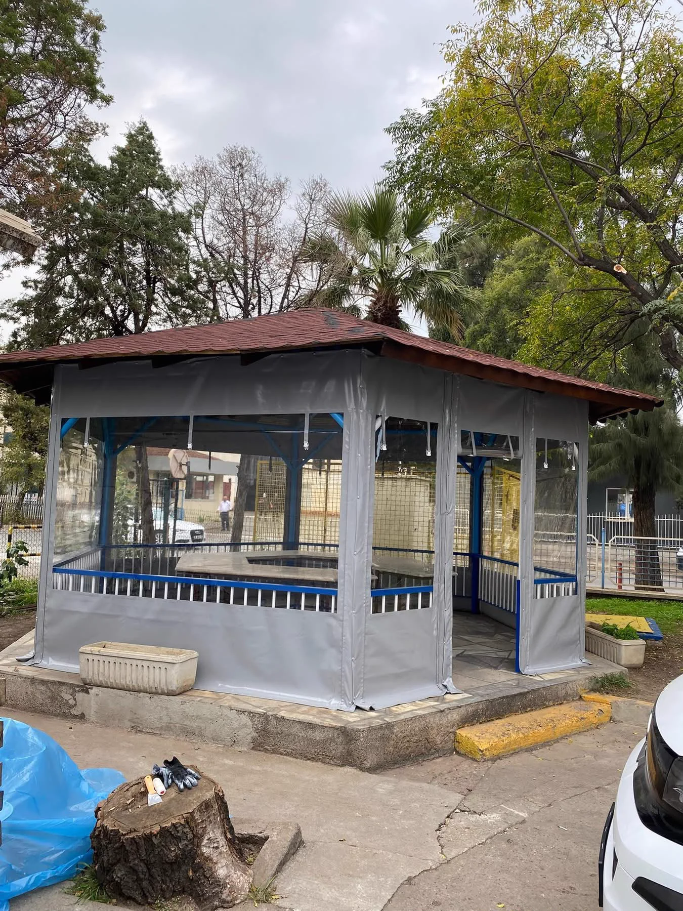 Gri fermuarlı şeffaf kapama uygulaması