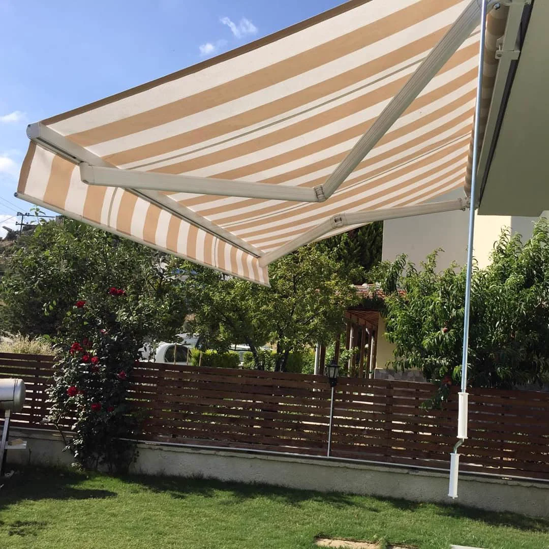 Bahçede çizgili mafsallı tente uygulaması