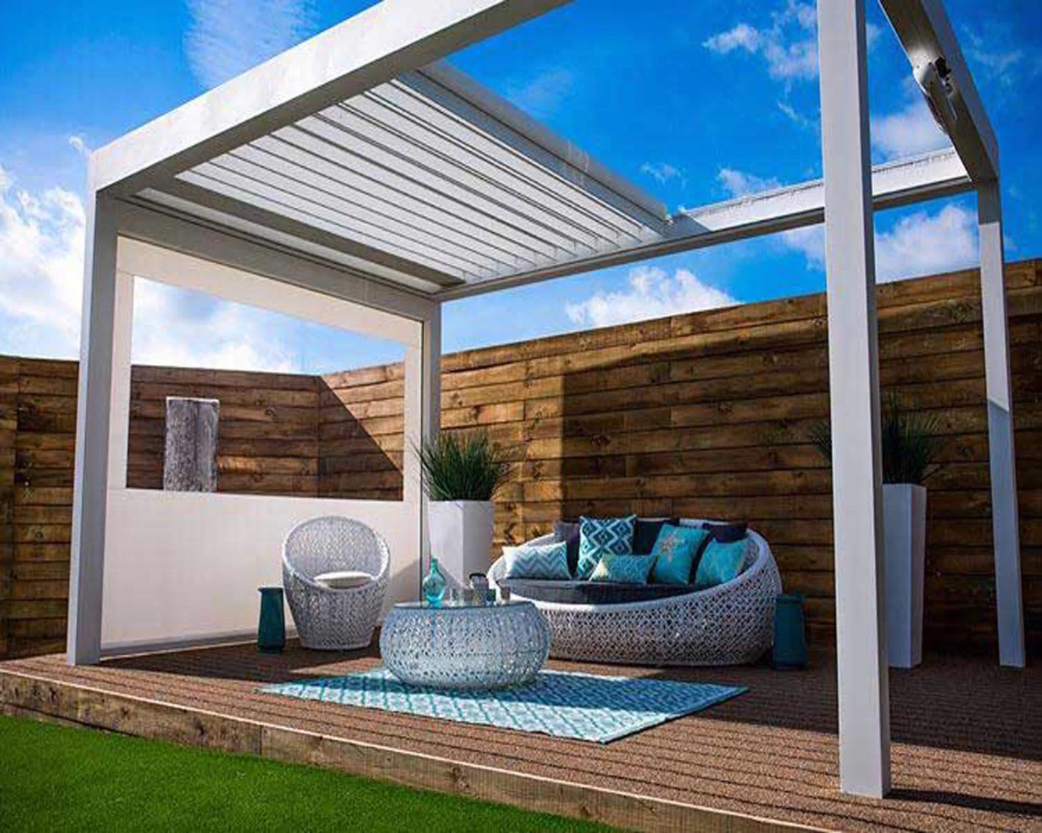 Beyaz lamelli motorlu pergola uygulaması