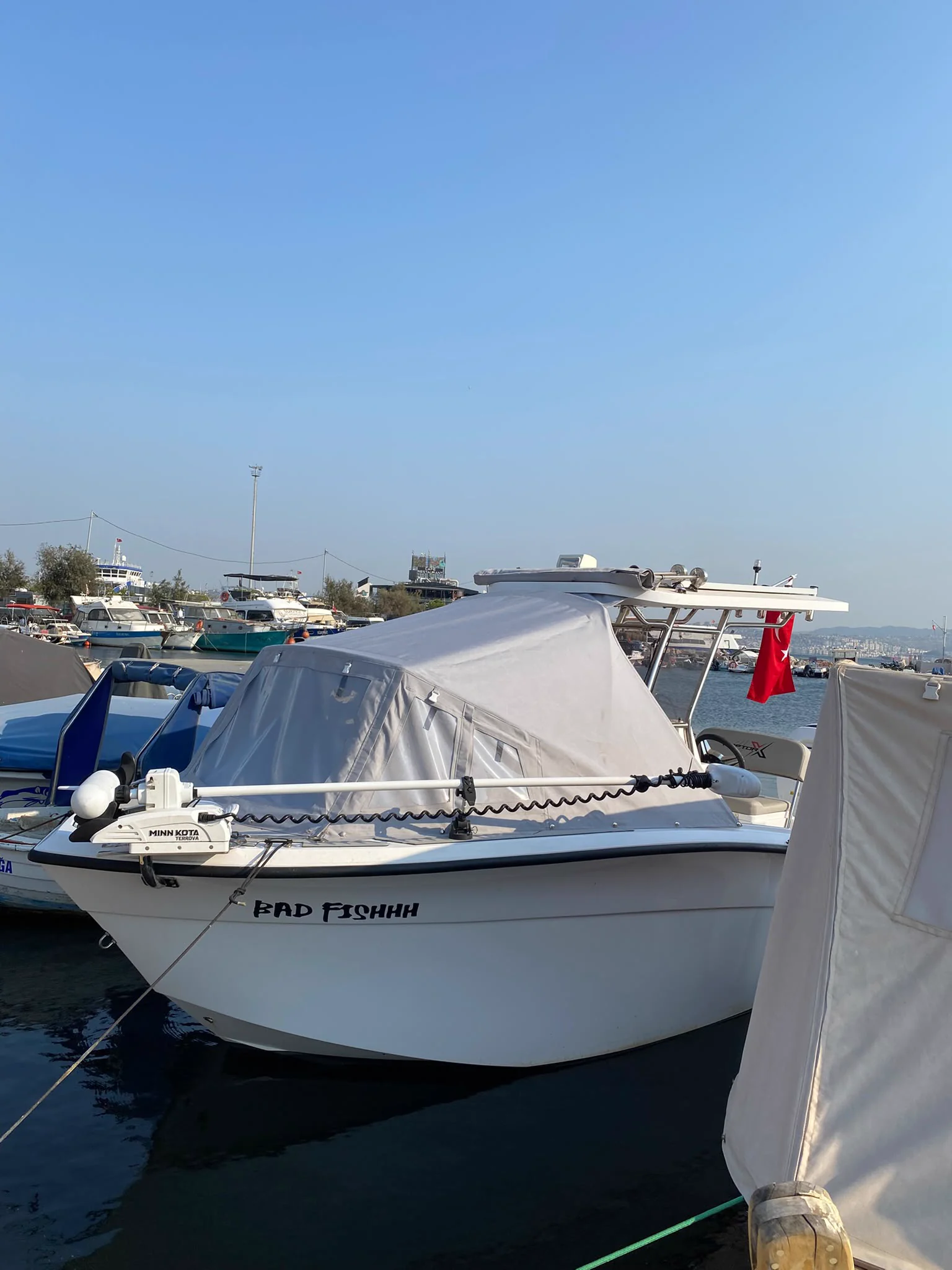 Tekne dümen bölümünde lacivert serpinti kamara brandası