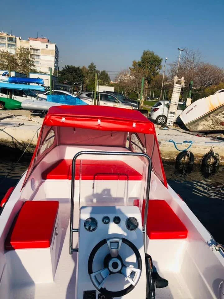Motorlu teknede şeffaf pencereli kamara brandası